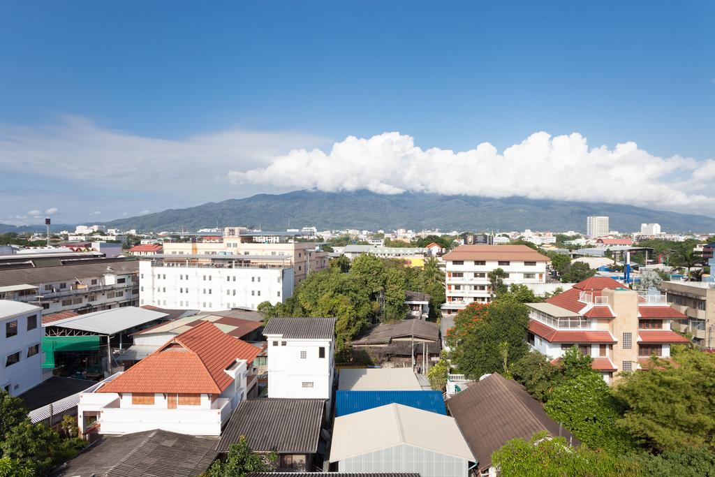 We Briza Hotel Chiangmai Чиангмай Екстериор снимка