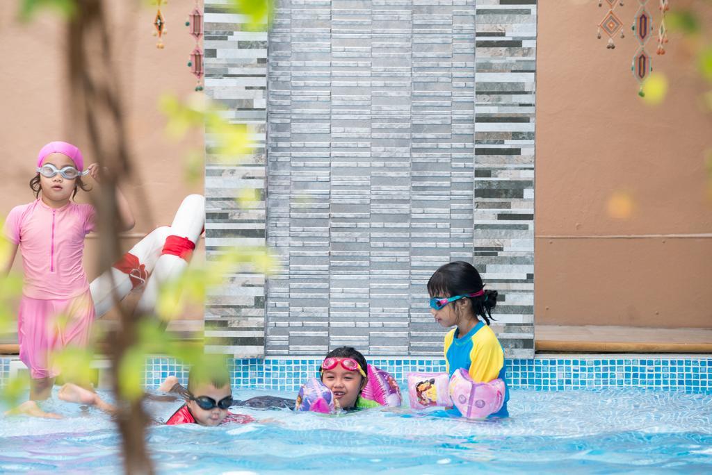 We Briza Hotel Chiangmai Чиангмай Екстериор снимка